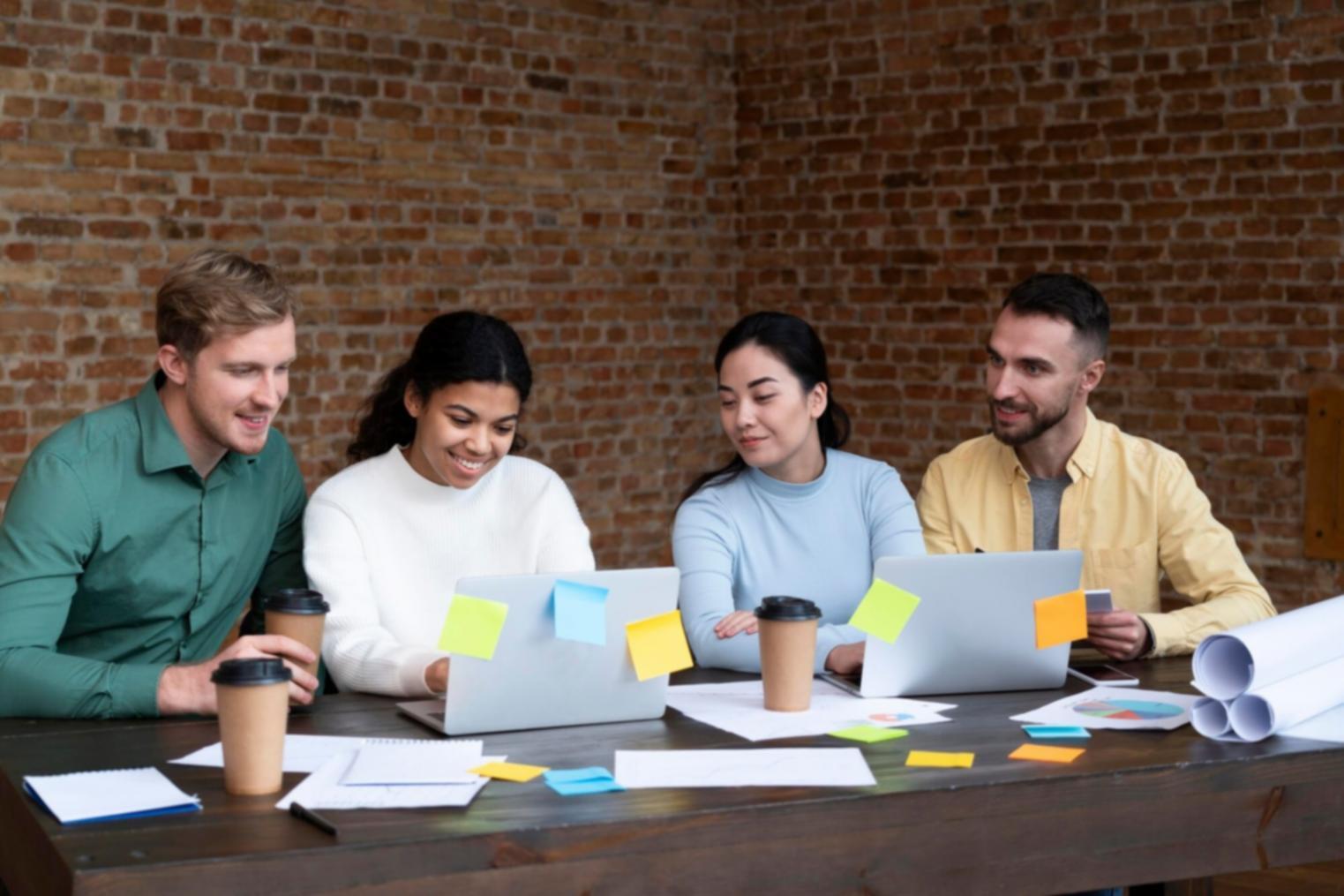 Internationale Studierende arbeiten flexibel an Finanzberichten